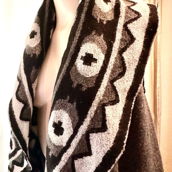 Max Studio Black and Gray Sleeveless Cardigan Poncho - Picture 6 of 12